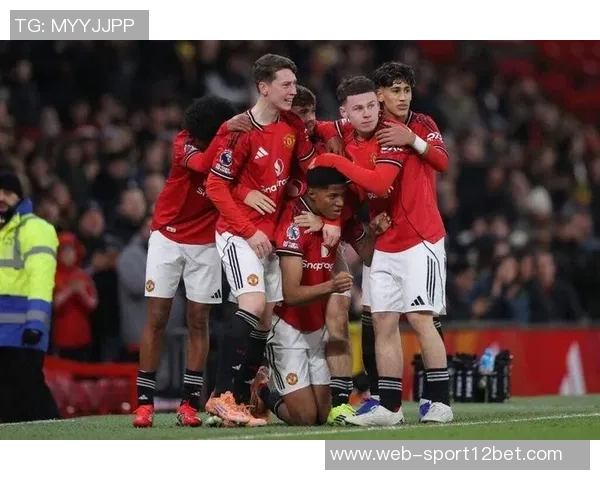 奥比马丁随曼联一线队训练舍什科受伤或为他创造机会 奥比马丁随曼联一线队训练舍什科受伤或为他创造机会